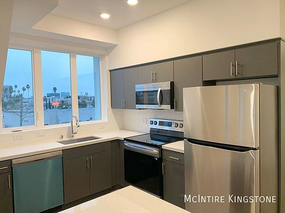 5th image of 4055 Oakwood Ave #401