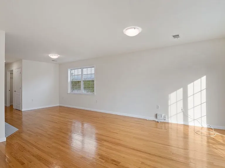 31-33 Chester Ave #2 — Photo 8