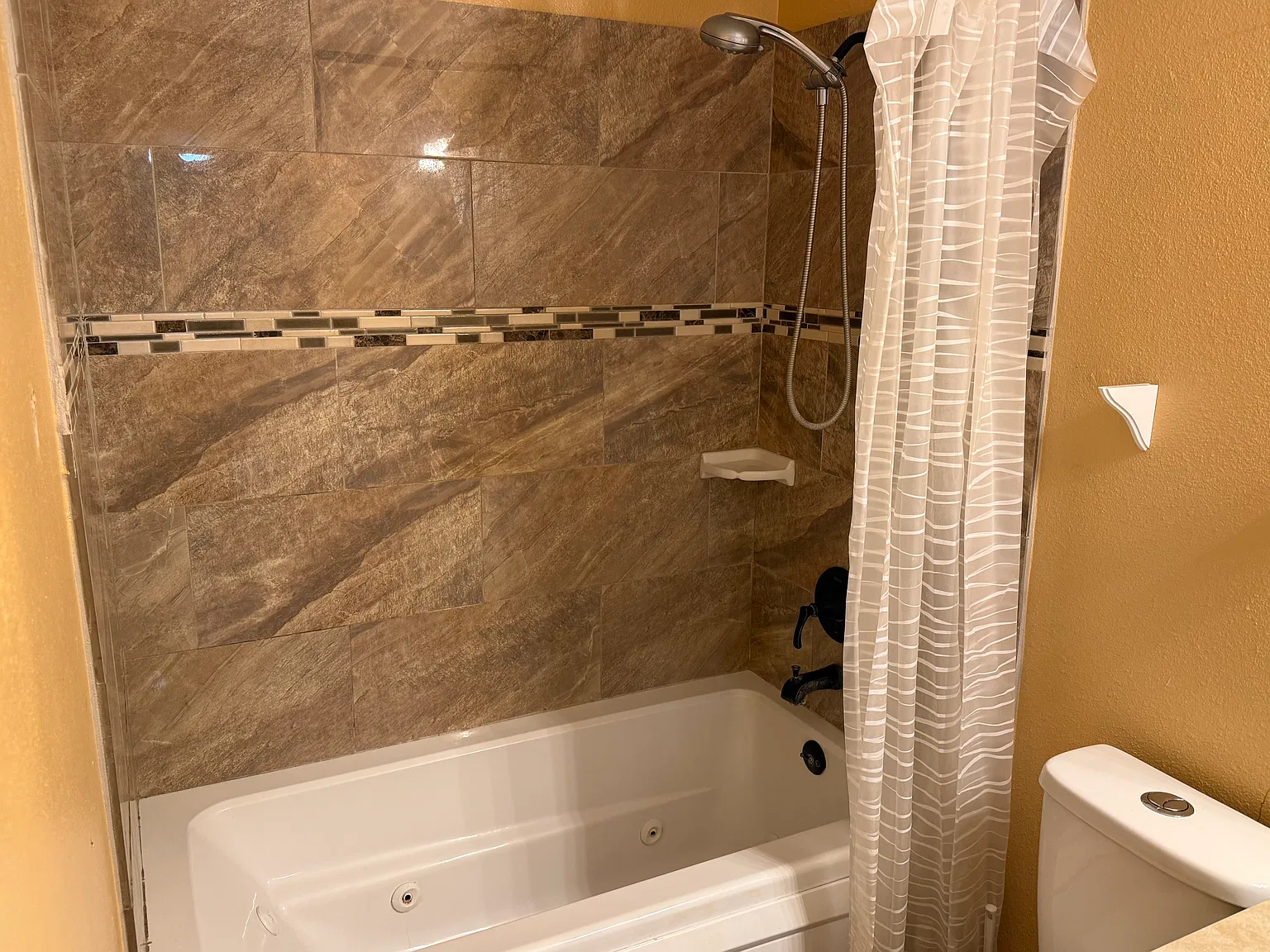 3 bed, 1.5 bath, 1220 sqft, $1,800 — Photo 4