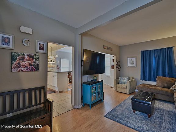 5th image of 640 N Lincoln Ave