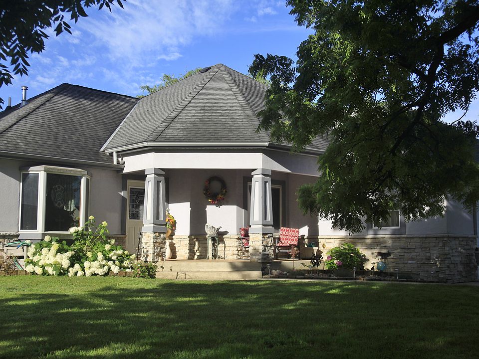 1st image of 929 9th St SE