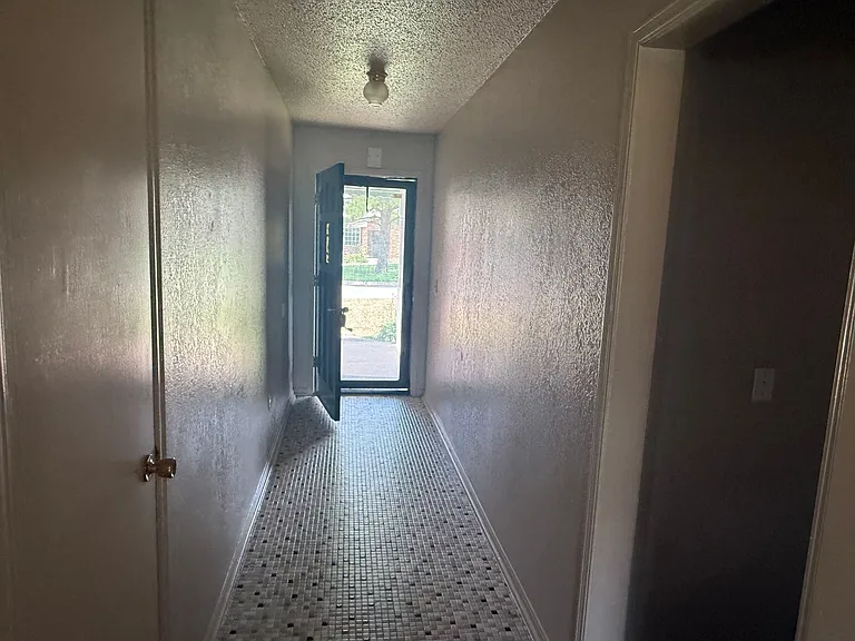 108 SW 10th St — Photo 9