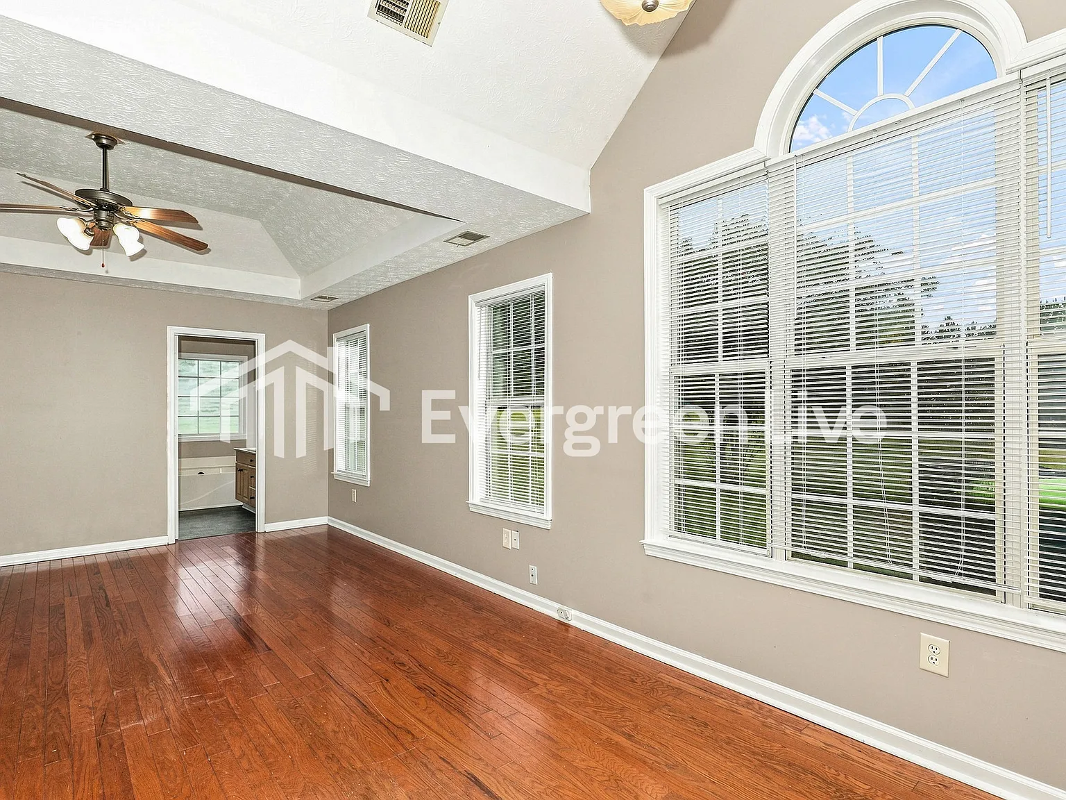 3 bed, 2.0 bath, 2052 sqft, $1,895 — Photo 2