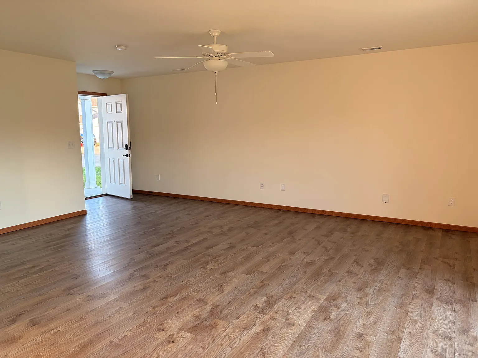 3 bed, 2.5 bath, 1460 sqft, $1,980 — Photo 4