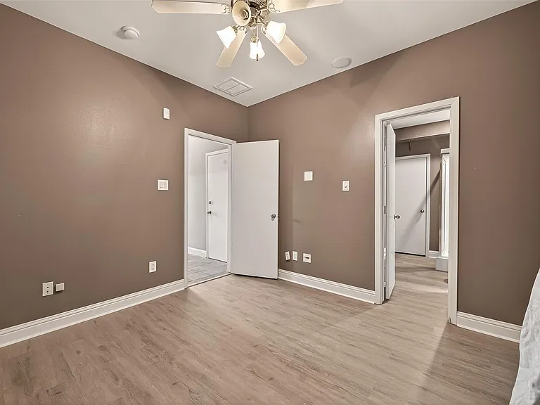 1107 Saint Charles St — Photo 30