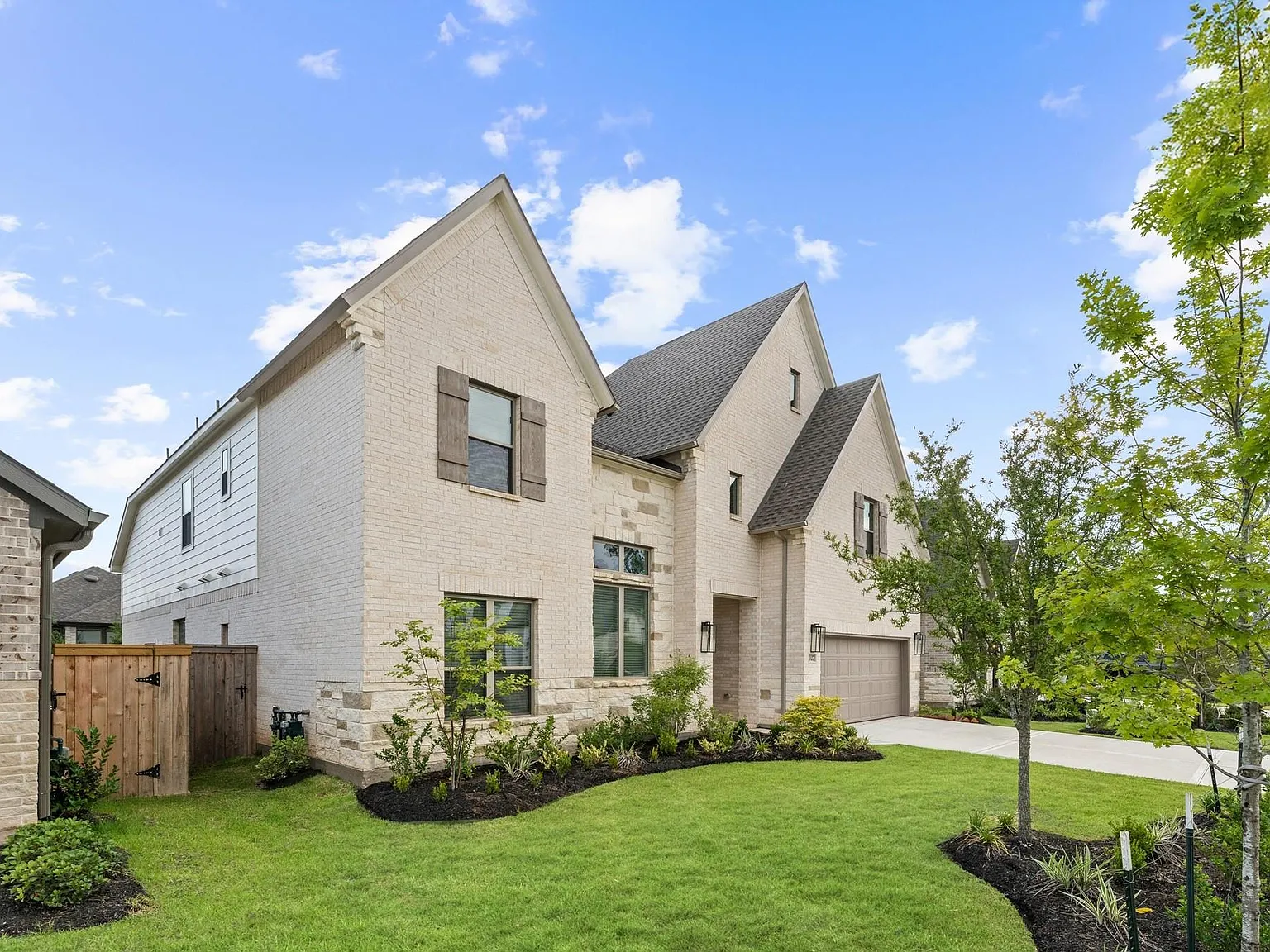 5 bed, 4.5 bath, 3800 sqft, $3,950 — Photo 3