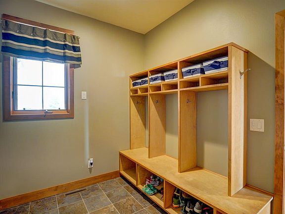 5th image of 804 Stoney Hill Ln
