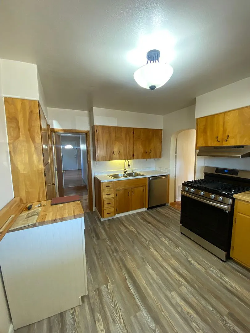 835 Robinson Ave — Photo 4