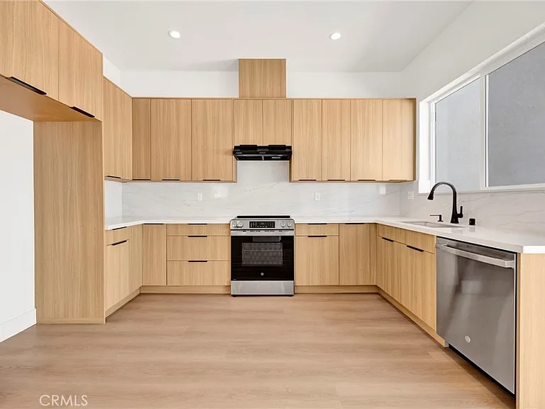 6734 1/2 Gentry Ave — Photo 3