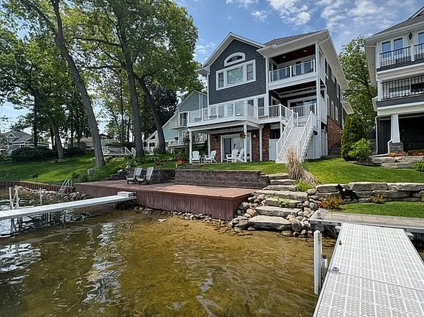 828 Pine Tree Rd W, Lake Orion, MI 48362