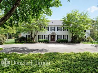 2 Crosswood Ln, Glen Head, NY 11545