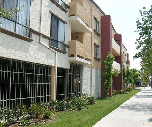 3405 Linden Ave — Photo 6