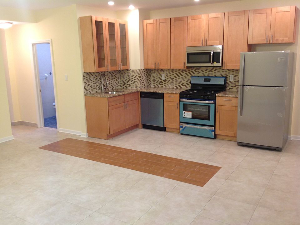 1st image of 386 E 7th St