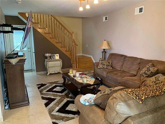 4th image of 238 Grimsby St