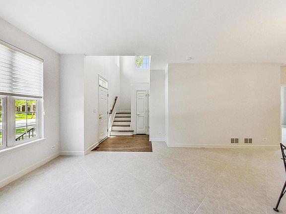 5th image of 2733 Langley Cir