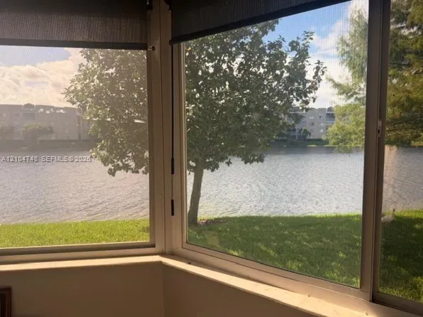 7523 Granville Dr #112, Tamarac, FL 33321