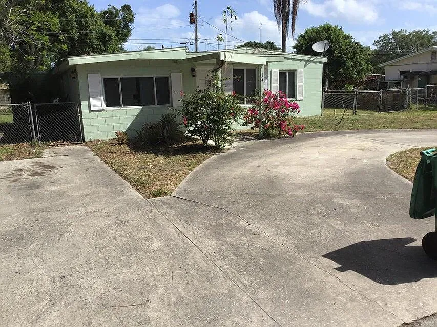 3 bed, 1.0 bath, 1076 sqft, $1,895 — Photo 2