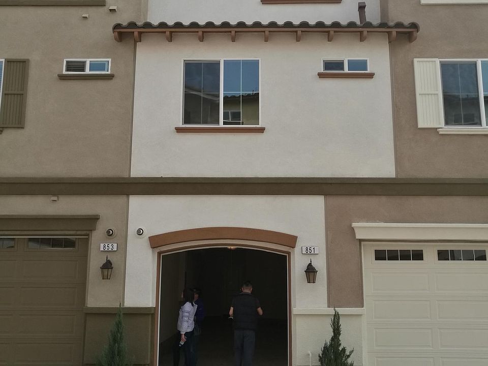 1st image of 851 E Clementine St