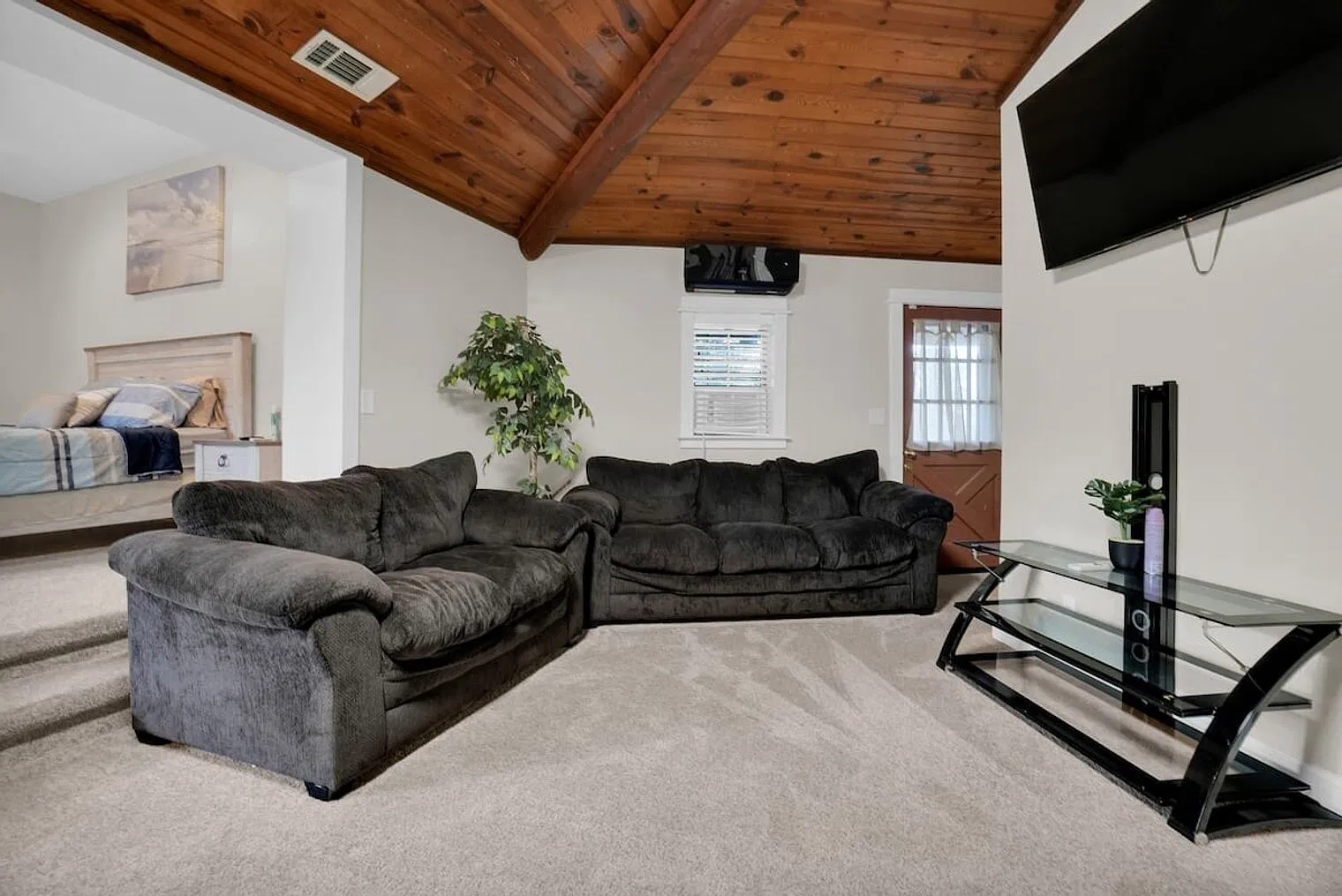 6 bed, 4.0 bath, $13,636 — Photo 1