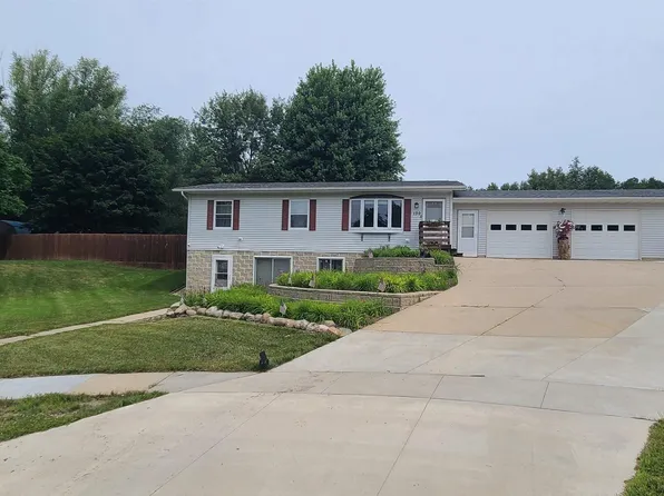 130 Sabrina Cir, Waterloo, IA 50703