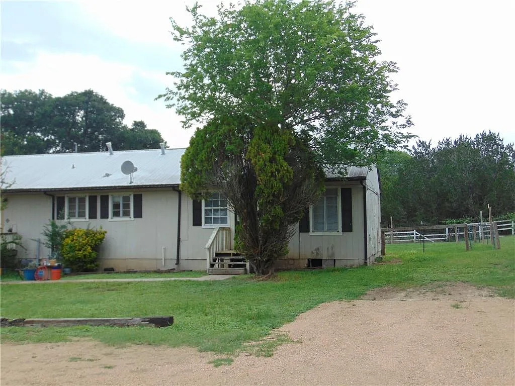 2 bed, 1.0 bath, 200 sqft, $1,225 — Photo 2