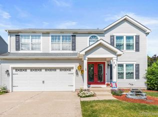 360 Woodland Dr, South Elgin, IL 60177