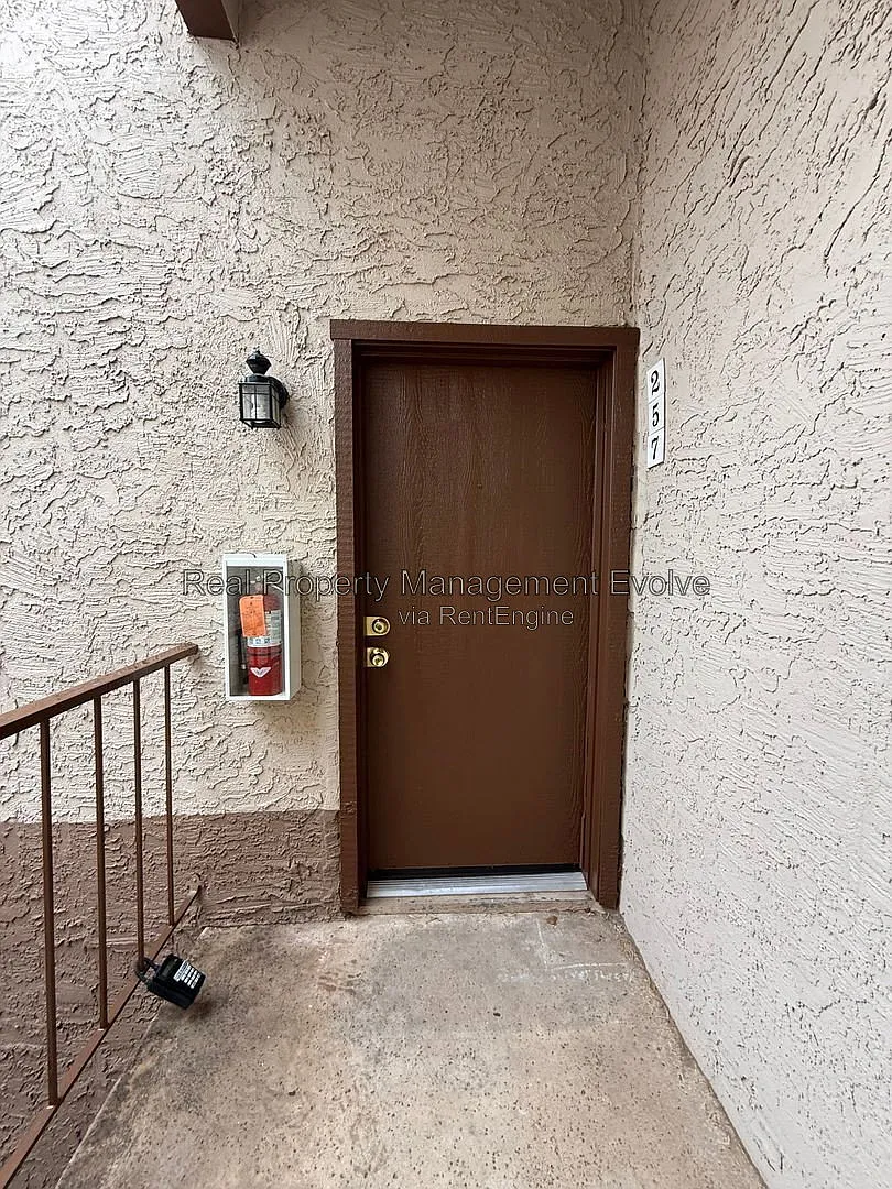 2 bed, 2.0 bath, 1000 sqft, $1,200 — Photo 2