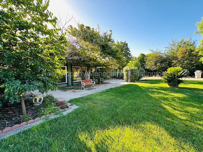 9077 N Fowler Ave — Photo 16