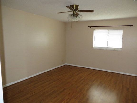 4th image of 40 Bainbridge Ln