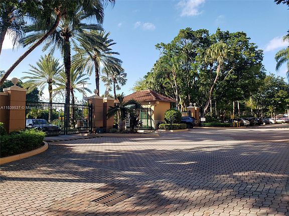 4th image of 19701 E Country Club Dr #5206