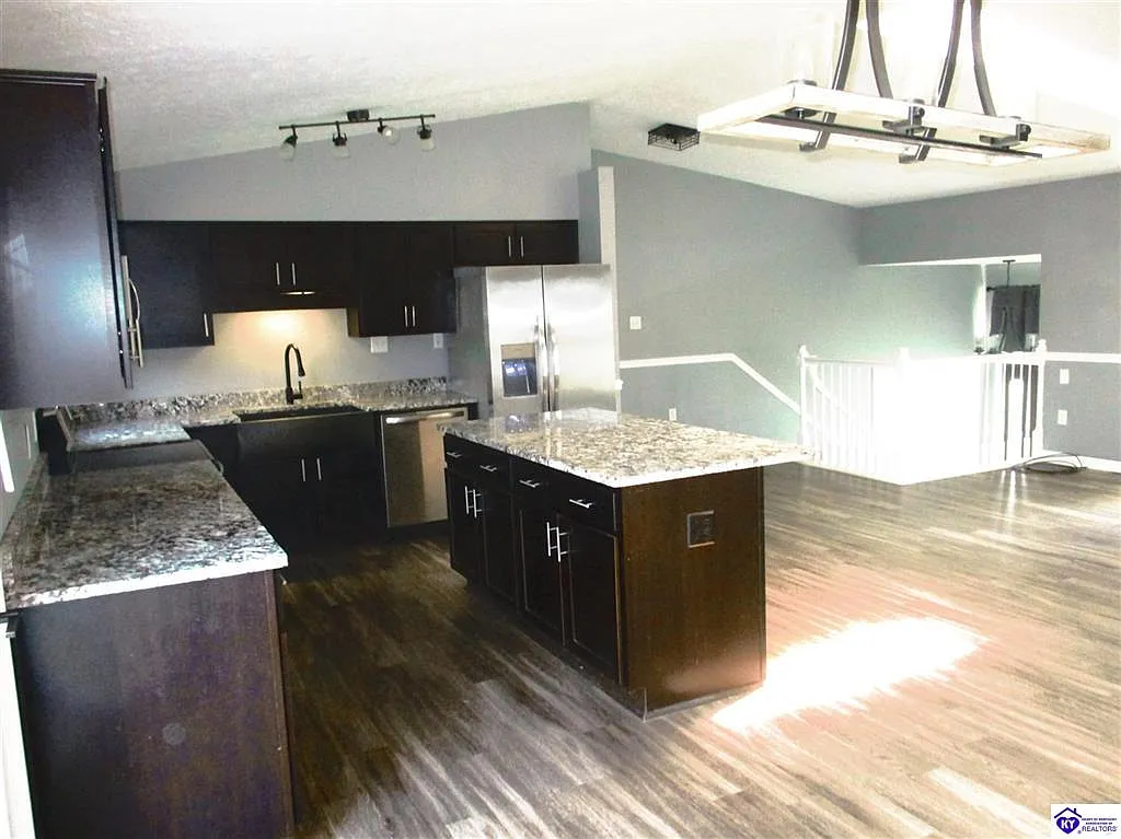 4 bed, 2534 sqft, $2,600 — Photo 4