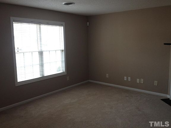 4th image of 716 Daffodil Way E