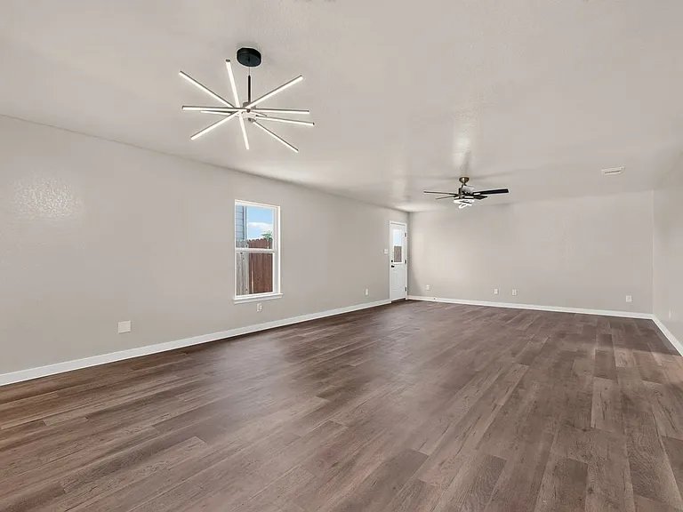 15018 Silver Tree Cv — Photo 5