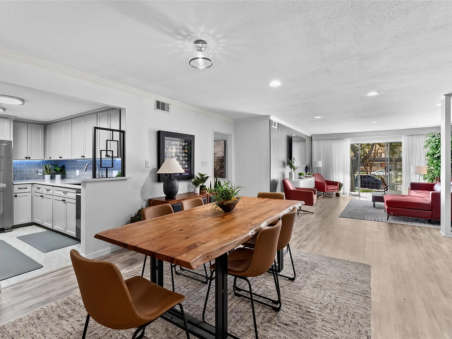 2 bed, 2.0 bath, 1302 sqft, $2,800 — Photo 2