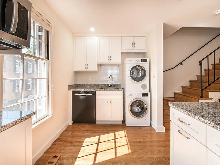 2527 Queen Annes Ln NW — Photo 6
