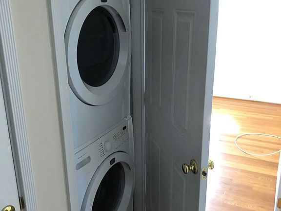 5th image of 19 W Locke Ln Unit 3