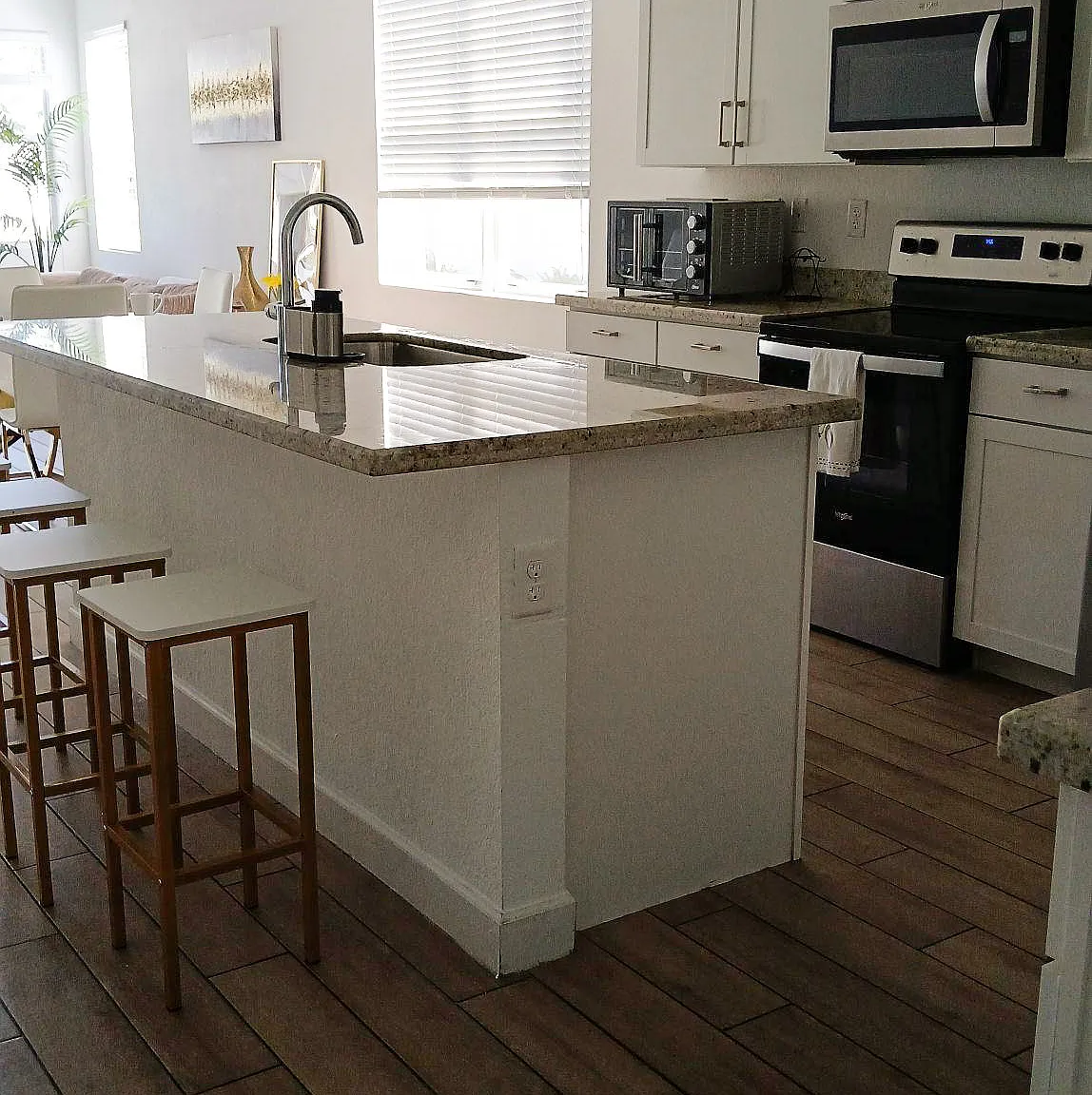 3 bed, 1.0 bath, 2944 sqft, $1,230 — Photo 3