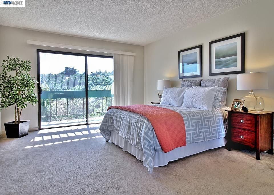 Big 2nd bedroom with sliding patio doors to balcony.