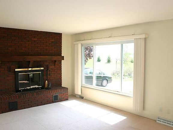 Familyroom with fireplace and heatilater