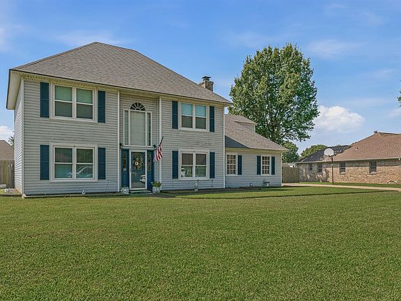 2nd image of 108 E Shadow Ln