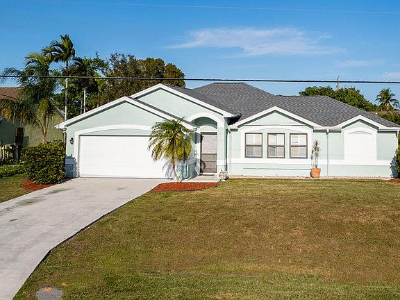 3rd image of 389 SE Whitmore Drive