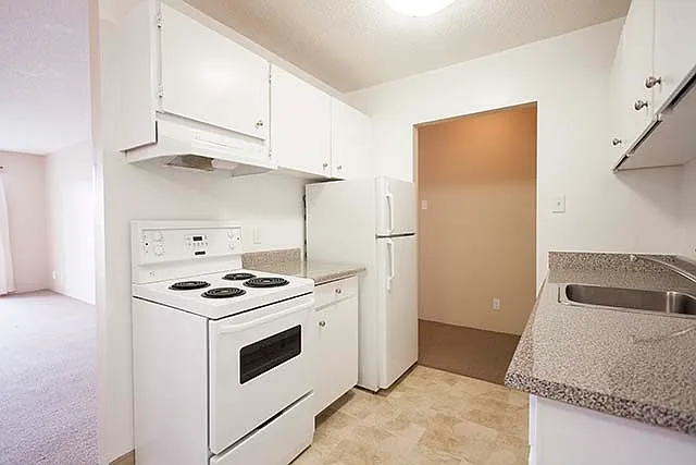 Mayfair Manor Apartments — Photo 3