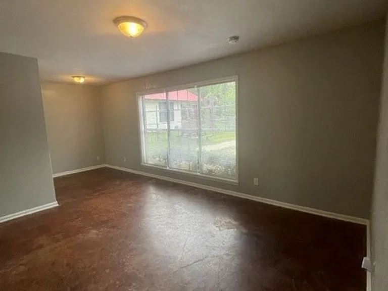 307 Canada St — Photo 3