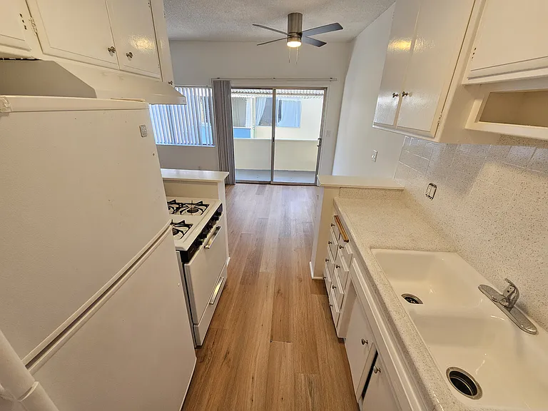 910 N Orange Grove Ave — Photo 8