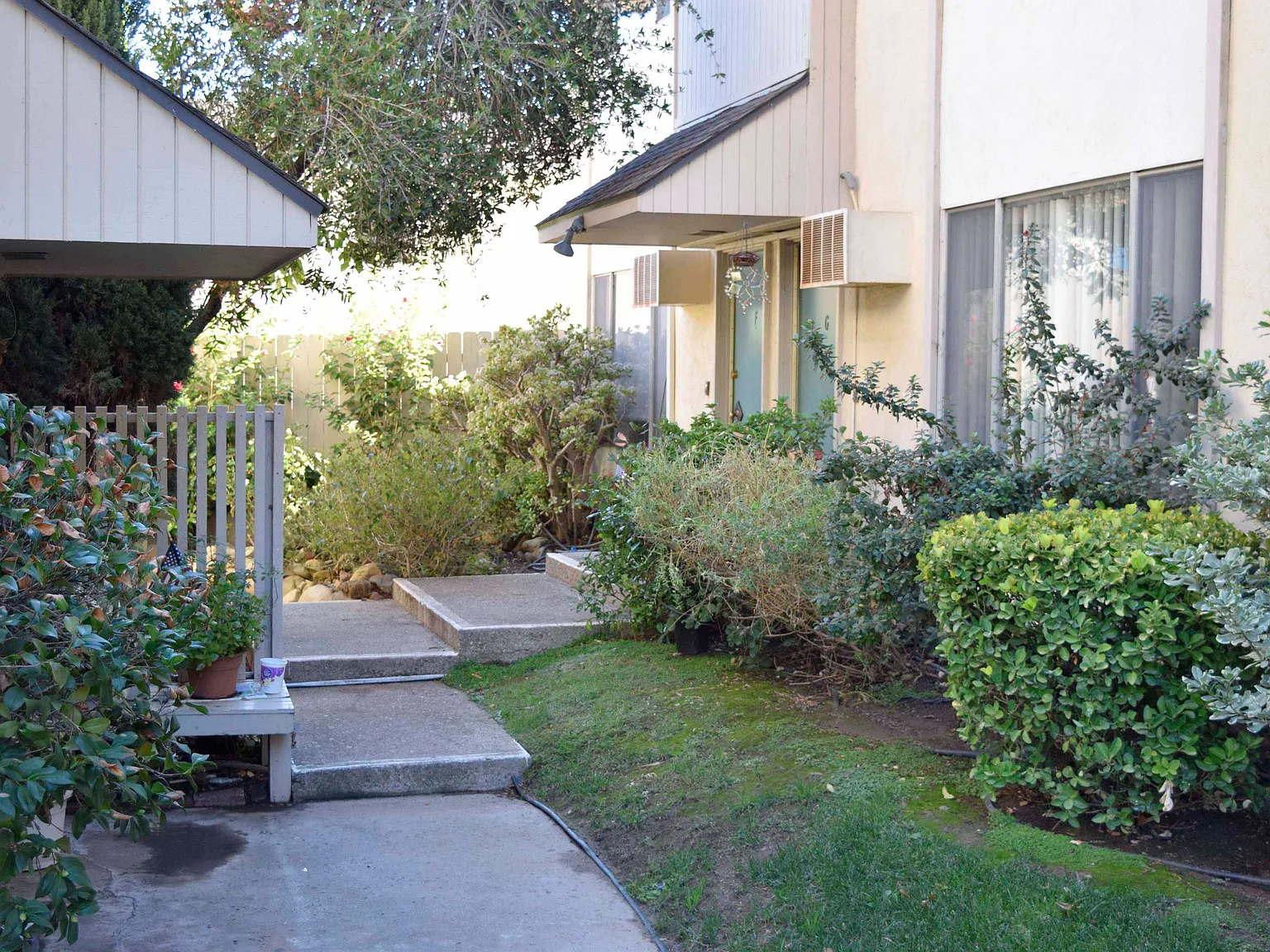 Ojai Gardens Apartments (Resort Apartments L.L.C.) — Photo 4