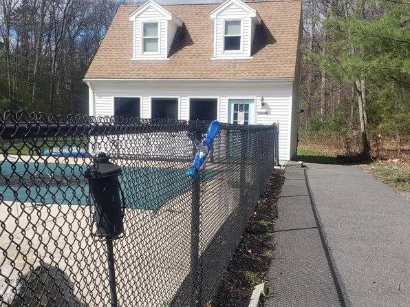 111 Acorn St, Millis, MA 02054