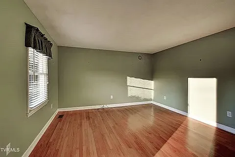 129 Camelot Ct — Photo 4