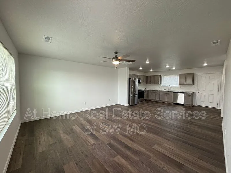 3 bed, 2.5 bath, 1600 sqft, $1,700 — Photo 2