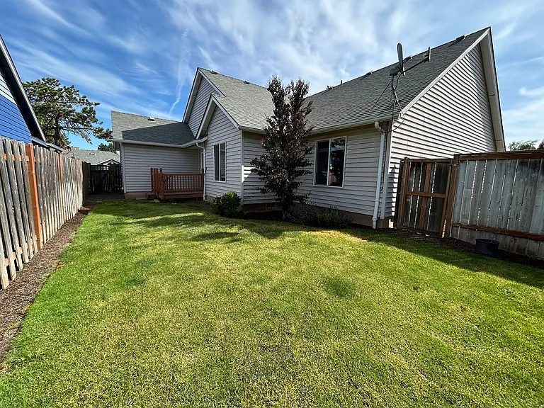 938-940 Boardwalk Ave NE — Photo 42