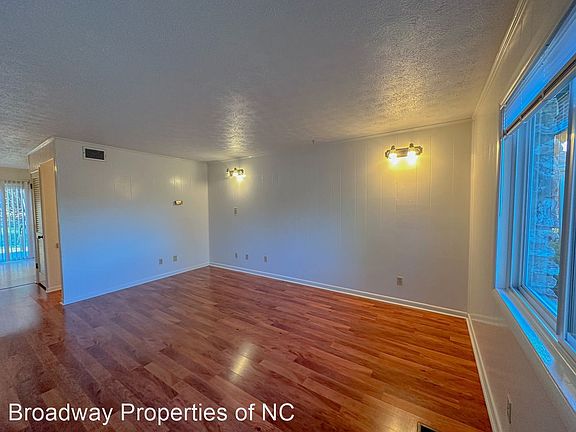 5th image of 11 Woodstone Dr APT 11